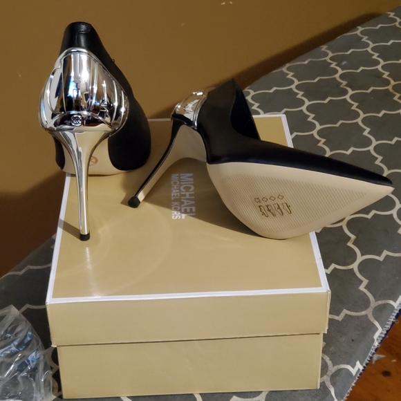 👠Michael Kors heels 👠 - Picture 3 of 6